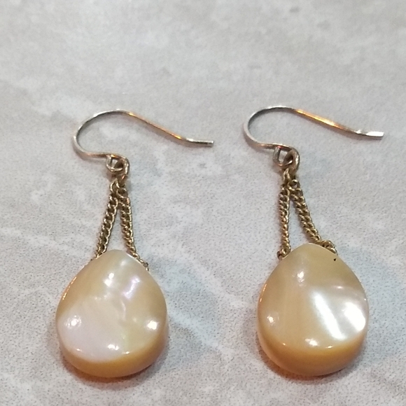 Kenneth Cole mother of pearl earrings - Picture 2 of 2